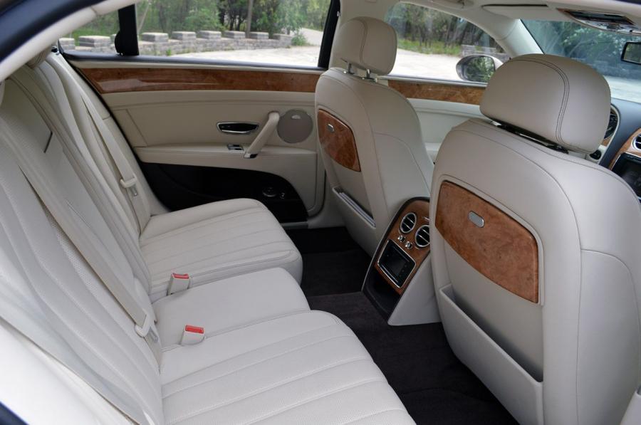 Интерьер Bentley Flying Spur 2014 года  (фото 17 из 63)